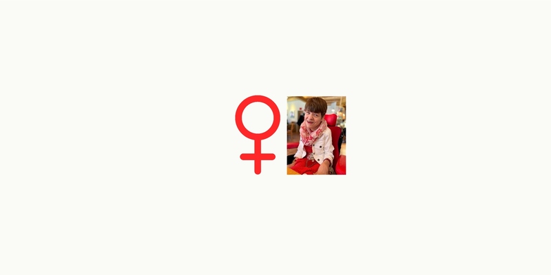 Rotes Symbol für Weiblichkeit links neben einer im Rollstuhl sitzenden Person mit weißem Oberteil und rosa Schal.